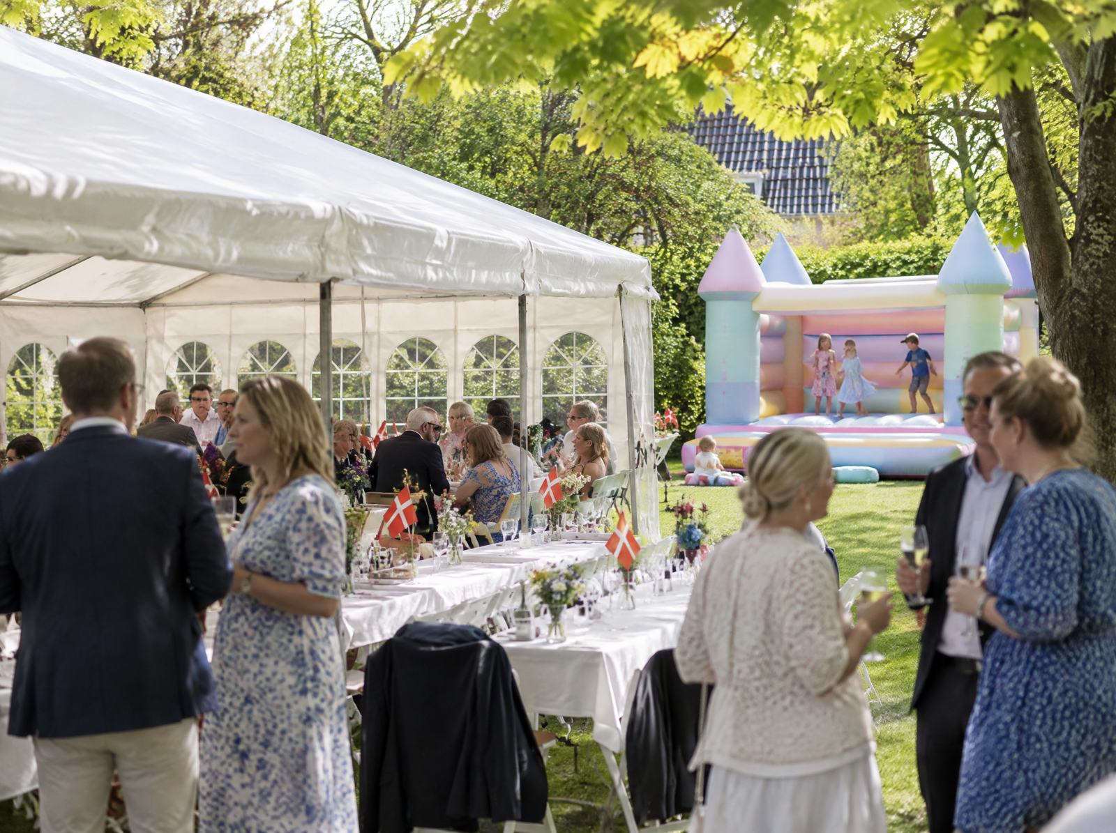 Konfirmation i haven med festtelt og hoppeborg til de mindste