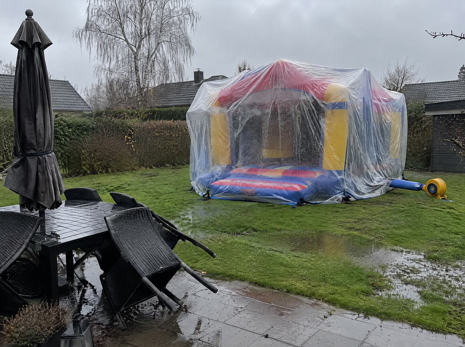 Hoppeborg dækket til i haven en regnvejrsdag