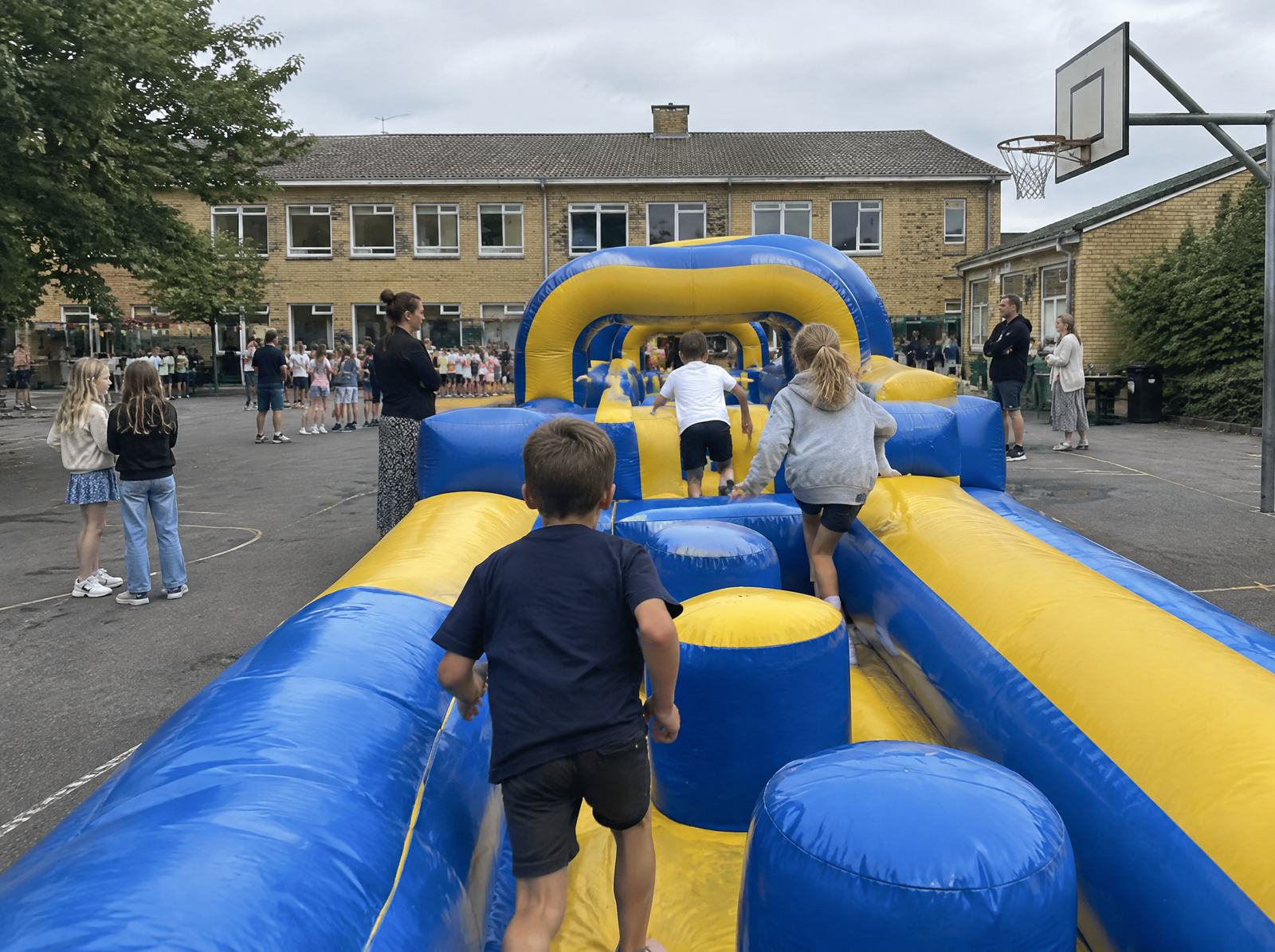 Oppustelig forhindringsbane til skolefest i skolegården